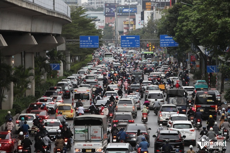 Dòng người nhích từng mét để đến công sở trong ngày gió mùa ùa về Hà Nội - 4