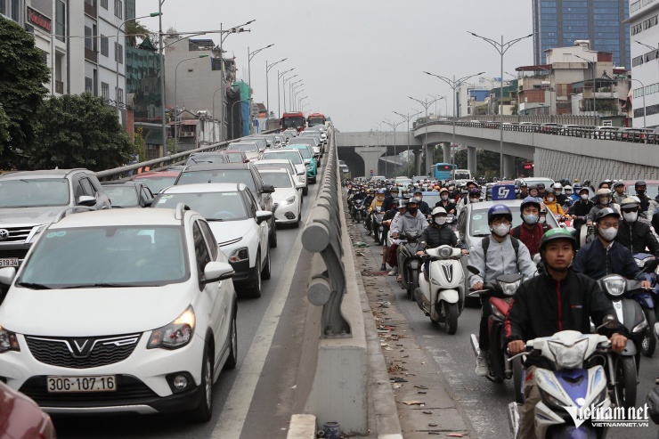 Dòng người nhích từng mét để đến công sở trong ngày gió mùa ùa về Hà Nội - 10