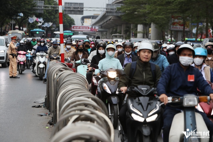 Dòng người nhích từng mét để đến công sở trong ngày gió mùa ùa về Hà Nội - 8