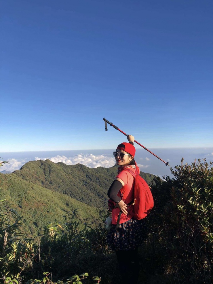 Nguyễn Huyền trong chặng đường leo Lùng Cúng, núi xanh, biển mây trắng và nắng thu vàng rực rỡ.