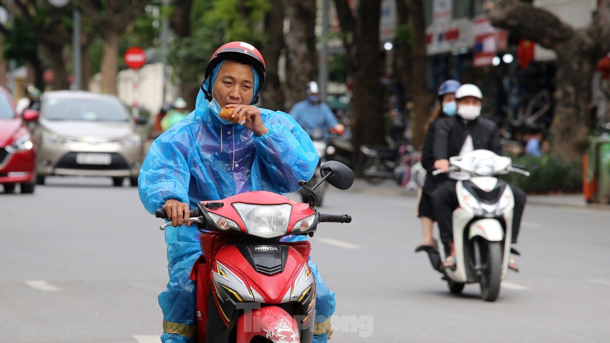 Người Hà Nội và du khách ‘diện’ áo ấm xuống phố đón đợt rét đầu mùa - 13