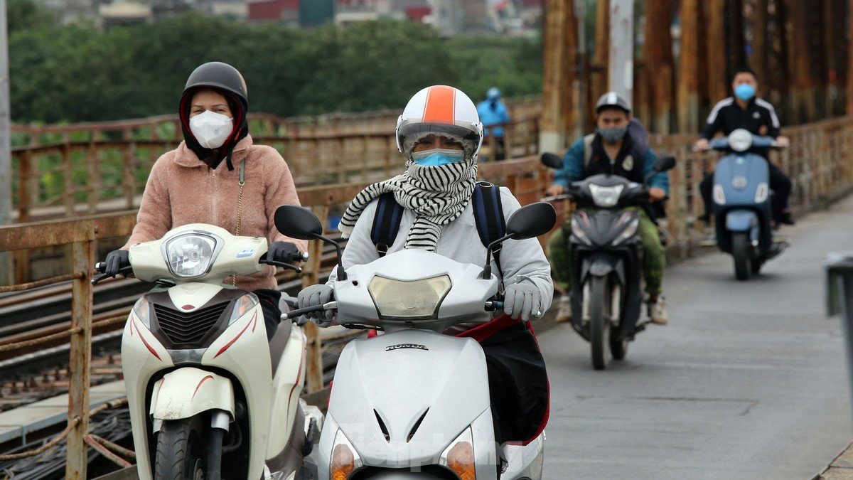 Người Hà Nội và du khách ‘diện’ áo ấm xuống phố đón đợt rét đầu mùa - 14