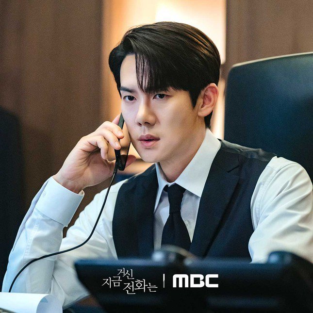 Yoo Yeon Seok được khen ngợi khi thể hiện phong thái lịch lãm mạnh mẽ đúng chuẩn "tổng tài".