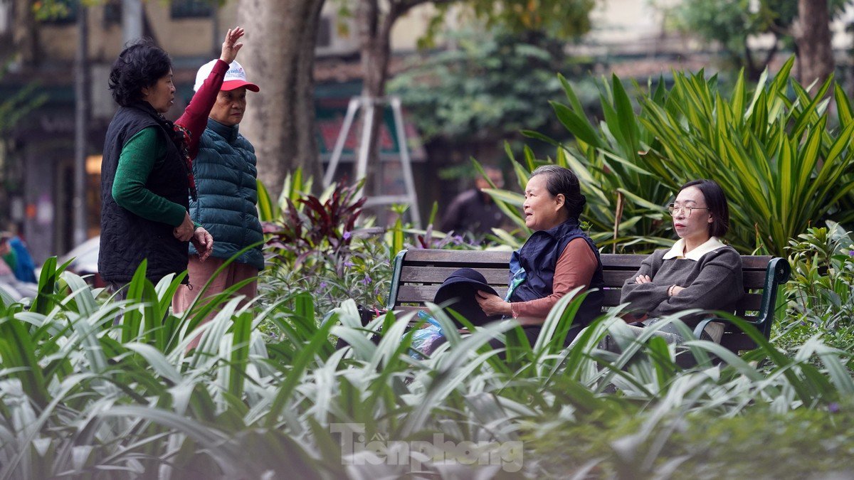 Người Hà Nội và du khách ‘diện’ áo ấm xuống phố đón đợt rét đầu mùa - 3