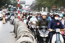 Đợt không khí lạnh mạnh nhất từ đầu mùa tràn về Hà Nội, giao thông ùn tắc nghiêm trọng
