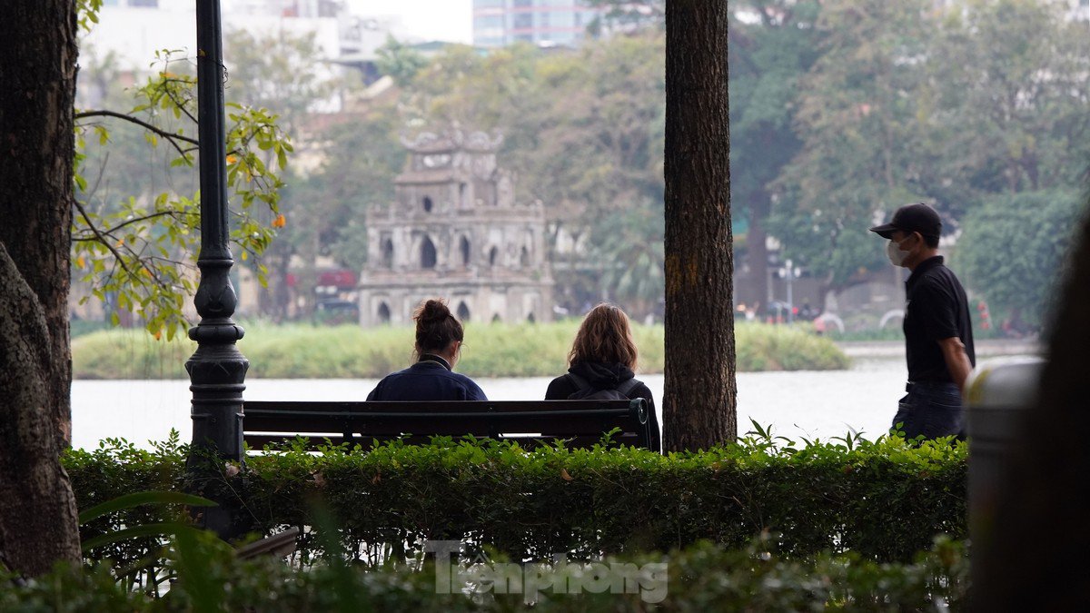 Người Hà Nội và du khách ‘diện’ áo ấm xuống phố đón đợt rét đầu mùa - 4