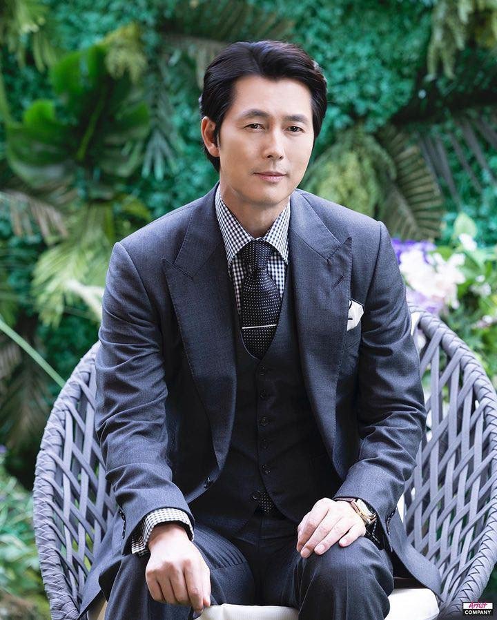 Jung Woo Sung đang là tâm điểm của showbiz Hàn Quốc khi vướng vào scandal có con với người mẫu Moon Gabi nhưng không công khai sự việc. Chỉ đến khi Dispatch tiết lộ, thông tin mới vỡ lở. Phía tài tử lên tiếng khẳng định có trách nhiệm với đứa bé nhưng không muốn cưới Moon Gabi. Tờ TenAsia ngày 25/11 cho biết Jung Woo Sung đã có bạn gái ngoài ngành và cô đang sốc vì tài tử có tình khác. Nhiều khán giả chỉ trích Jung Woo Sung “bắt cá hai tay”, cùng lúc có quan hệ với hai người đàn bà. Công ty quản lý, Artist Company, nói họ không thể xác nhận vì đây là đời sống riêng tư của nghệ sĩ và mong khán giả không suy đoán quá mức.