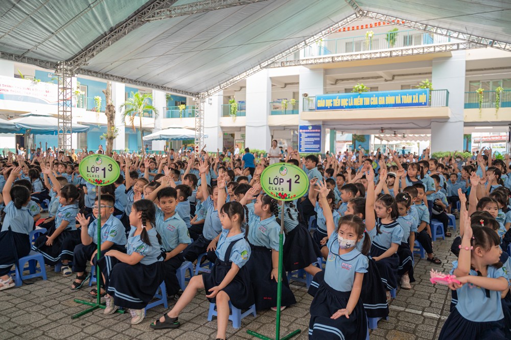 Các em học sinh trường Tiểu học Giồng Ông Tố hào hứng tham gia chương trình