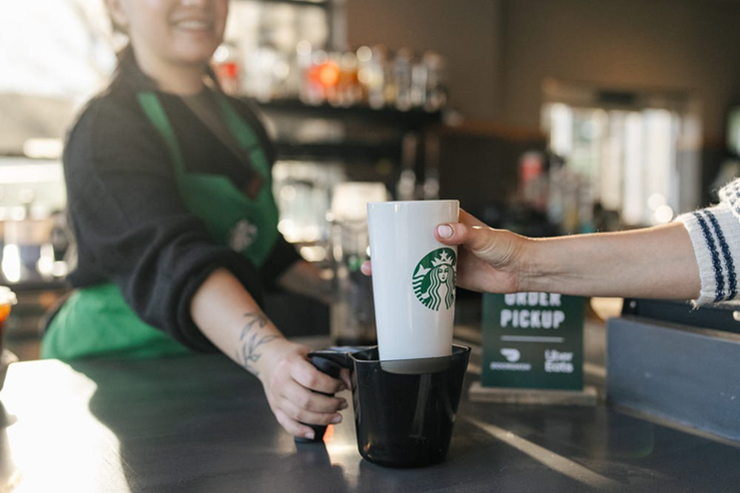 Starbucks phải chấm công bằng giấy và bút vì hệ thống bị tấn công mạng.