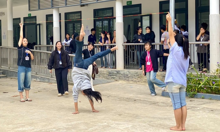 Nói không với điện thoại, học sinh Nghệ An trở về tuổi thơ với nhảy dây, đá cầu - 13