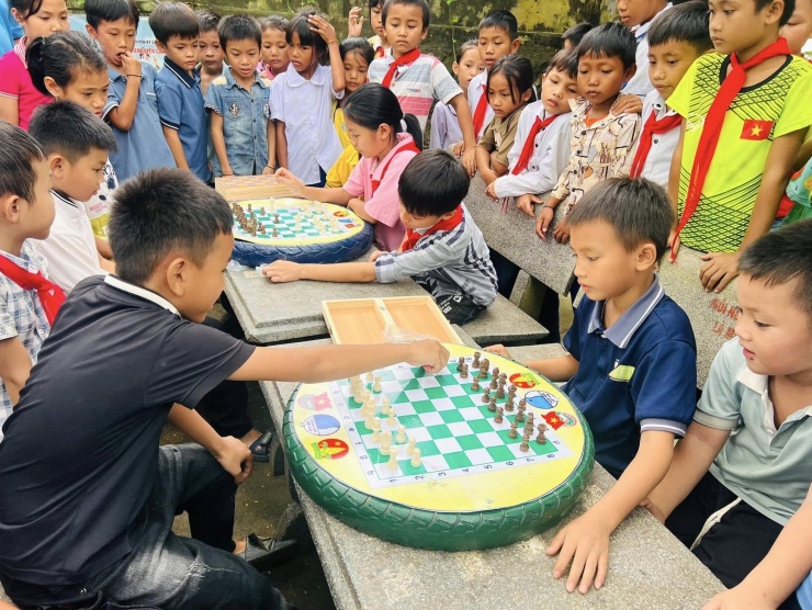 Nói không với điện thoại, học sinh Nghệ An trở về tuổi thơ với nhảy dây, đá cầu - 17