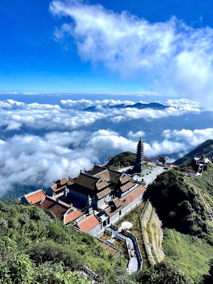 Ngày nay, việc lên đỉnh Fansipan không còn khó khăn khi cung đường đi có hệ thống cáp treo. Du khách có thể lên và xuống đỉnh ngay trong ngày