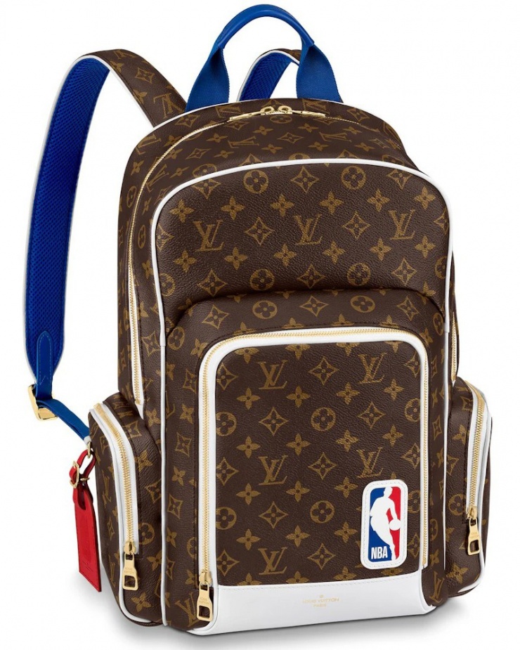 Nằm trong bộ sưu tập kết hợp giữa Louis Vuitton và NBA - Giải bóng rổ nhà nghề Mỹ, thiết kế có kiểu dáng khỏe khoắn, nam tính. Giá bán của mẫu ba lô này khoảng 6.300 USD (xấp xỉ 160 triệu đồng).