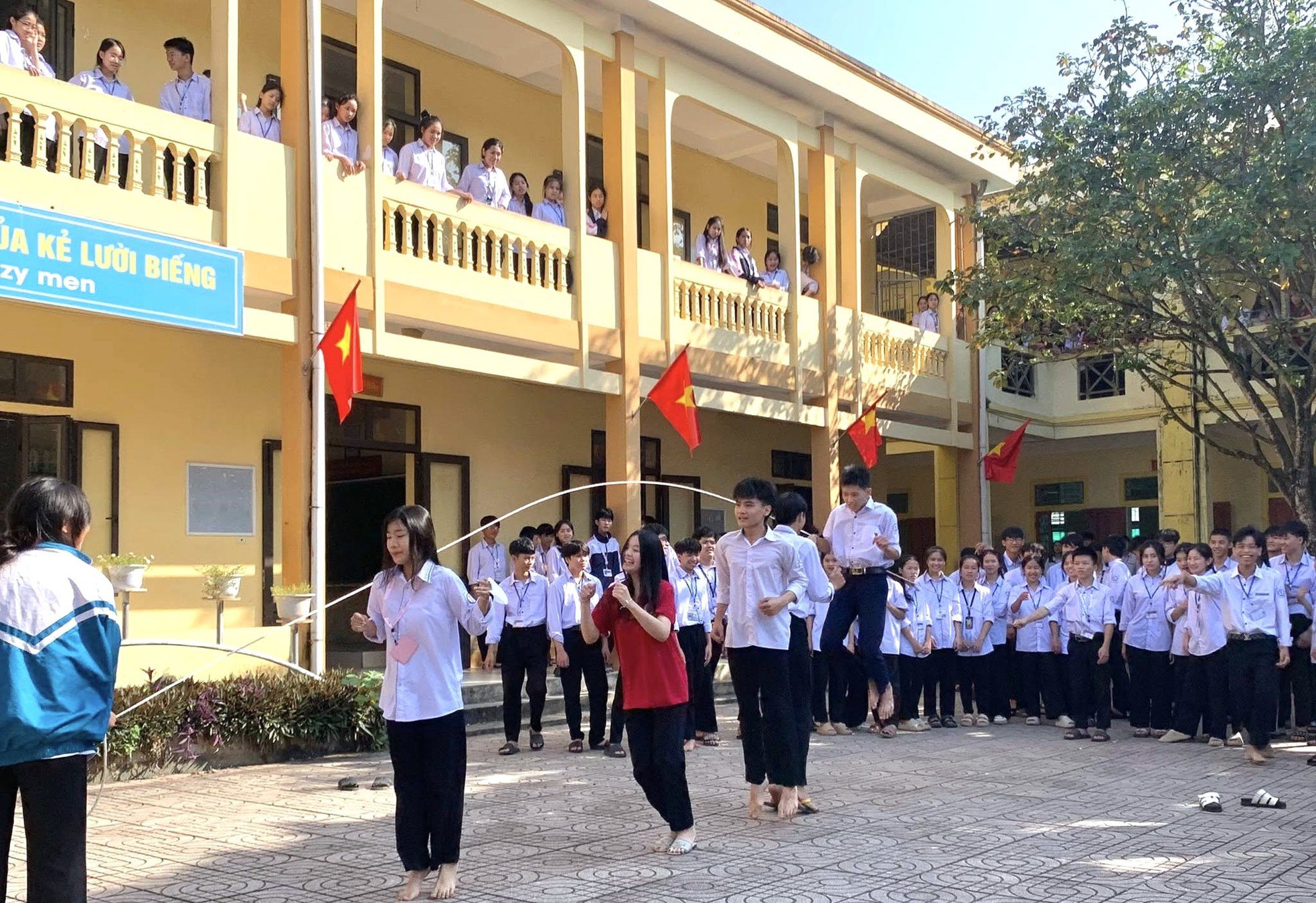 Nói không với điện thoại, học sinh Nghệ An trở về tuổi thơ với nhảy dây, đá cầu - 2