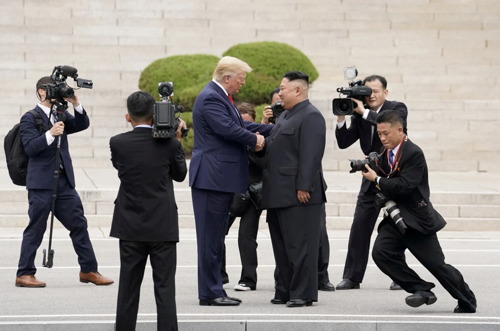 Tổng thống Mỹ Donald Trump gặp lãnh đạo Triều Tiên Kim Jong-un tại khu phi quân sự ngăn cách hai miền Triều Tiên ở Bàn Môn Điếm (Hàn Quốc) ngày 30-6-2019. Ảnh: REUTERS