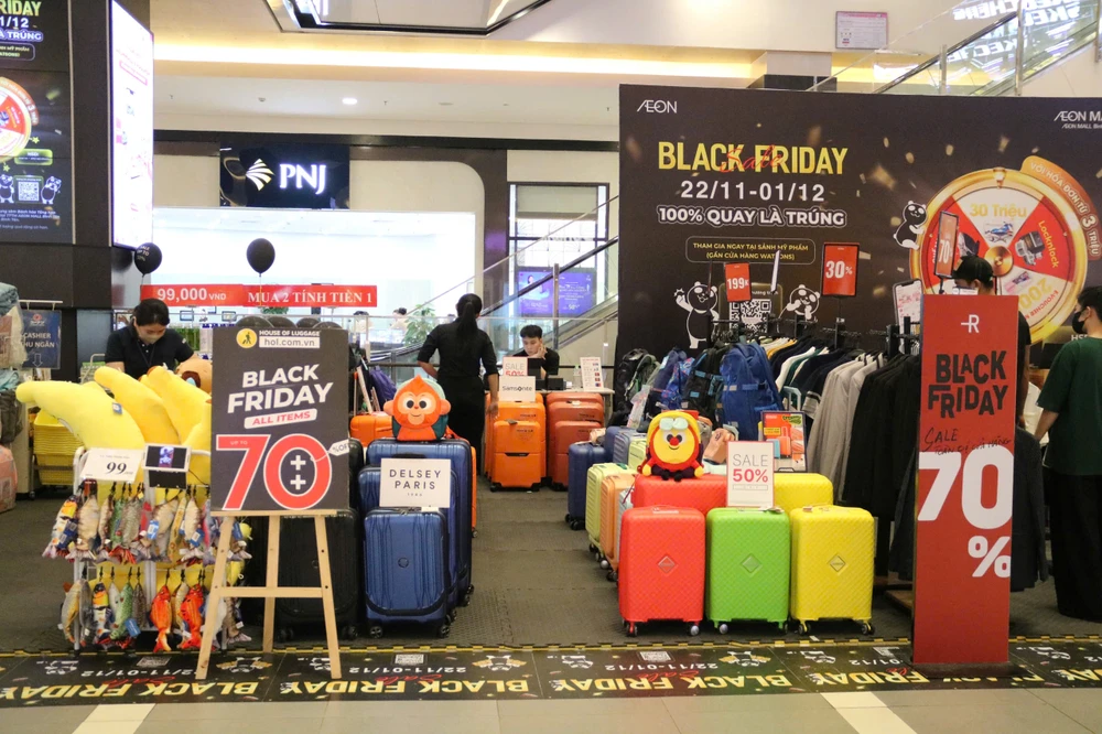 Chị Trương Lệ Đình cho biết, những ngày Black Friday năm nay gia đình chị chỉ vào các trung tâm thương mại dạo chơi chứ không mua sắm. Một phần vì ảnh hưởng của kinh tế khó khăn khiến chị dè dặt trong quyết định chi tiêu, phần vì mẫu mã năm nay kém hấp dẫn.