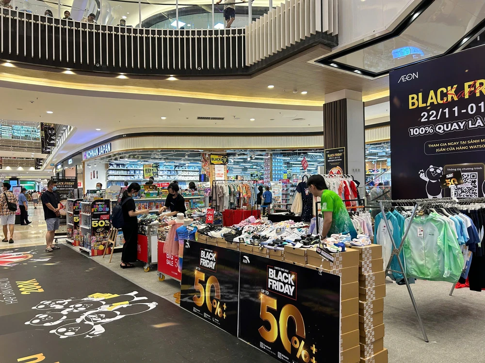 Tương tự, tại Parkson (quận 1), nhiều cửa hàng đã rầm rộ quảng cáo khuyến mại sớm, song vẫn vắng người mua. Nhiều người cảm thấy choáng ngợp trước hàng loạt đợt sale liên tục cuối năm.