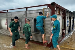Quảng Ngãi vào cuộc xử lý 3 bồn nghi chứa hóa chất trôi dạt vào bờ biển