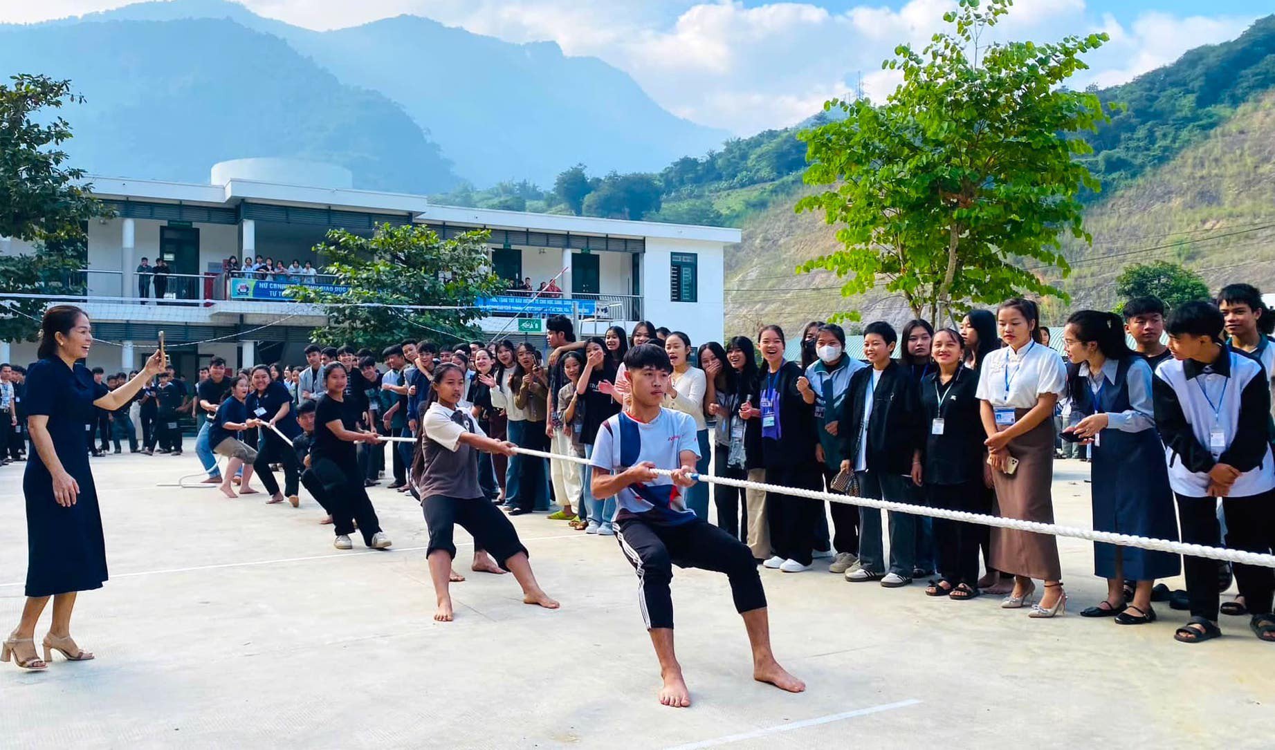 Nói không với điện thoại, học sinh Nghệ An trở về tuổi thơ với nhảy dây, đá cầu - 8