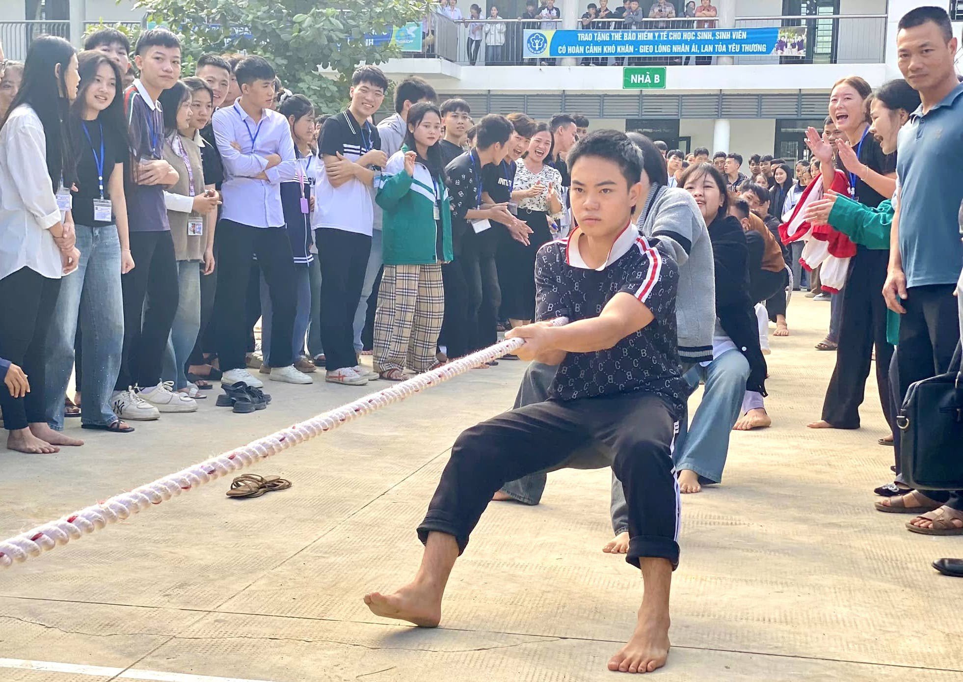 Nói không với điện thoại, học sinh Nghệ An trở về tuổi thơ với nhảy dây, đá cầu - 9