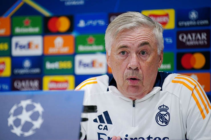 HLV Ancelotti trong buổi trả lời họp báo