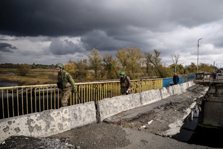 Binh sĩ Ukraine di chuyển trên một con đường bị hư hại ở vùng Kharkiv. Ảnh: Anadolu Agency.