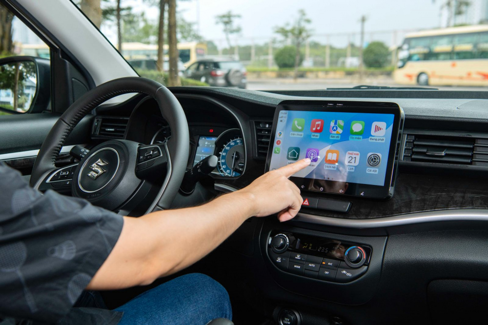 Màn hình giải trí 10 inch, hỗ trợ kết nối Apple CarPlay và Android Auto không dây