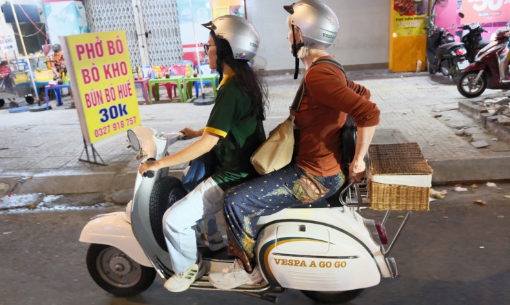 Đêm đi Vespa cổ 'ăn sập Sài Gòn' của du khách Mỹ - 8