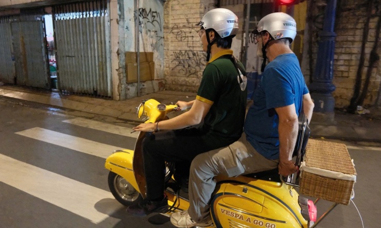 Đêm đi Vespa cổ 'ăn sập Sài Gòn' của du khách Mỹ - 13