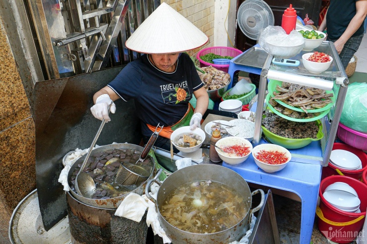 Bún ngan Nhàn được đánh giá là 1 trong những quán bún ngan ngon ở Hà Nội. Ảnh: Linh Trang