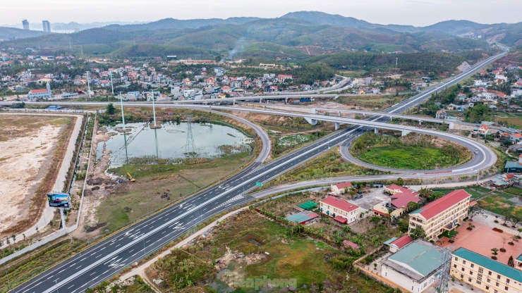 Nhà máy nằm ngay cạnh nút giao đi vào cao tốc Quảng Ninh - Hải Phòng - Hà Nội và có vị trí thuận lợi cho cả giao thương nội địa và quốc tế với chuỗi cung ứng kết nối hàng chục nhà máy sản xuất, trong đó có lắp ráp ô tô, sản xuất pin và động cơ, phụ trợ, cảng và dịch vụ.