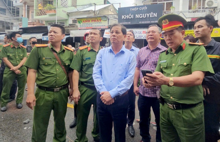 Ông Nguyễn Tấn Tuân, Chủ tịch UBND tỉnh Khánh Hòa (áo sơ mi xanh) cùng lãnh đạo Công an tỉnh Khánh Hòa đã có mặt tại hiện trường để chỉ đạo khắc phục vụ cháy. Ông Nguyễn Tấn Tuân yêu cầu chủ tịch UBND TP Nha Trang và UBND phường Phương Sài khẩn trương hỗ trợ những người bị nạn.