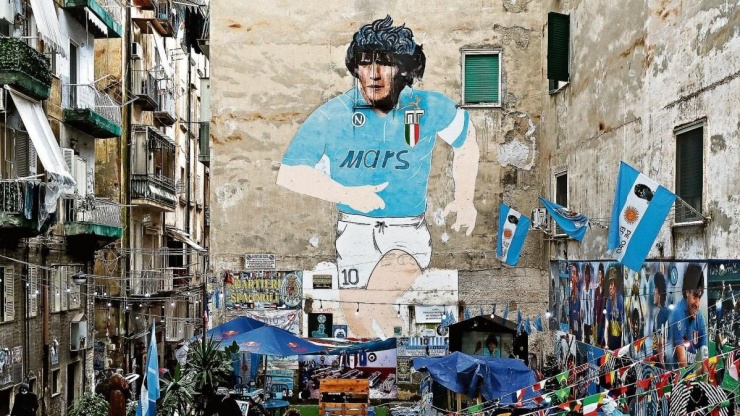 Vì sao Diego Maradona được sùng bái, trở thành vị thần bất tử ở Napoli? - 4