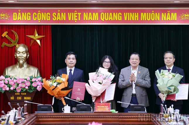 Trưởng Ban Nội chính Trung ương Phan Đình Trạc trao quyết định và tặng hoa chúc mừng các cán bộ được bổ nhiệm. Ảnh: Ban Nội chính.