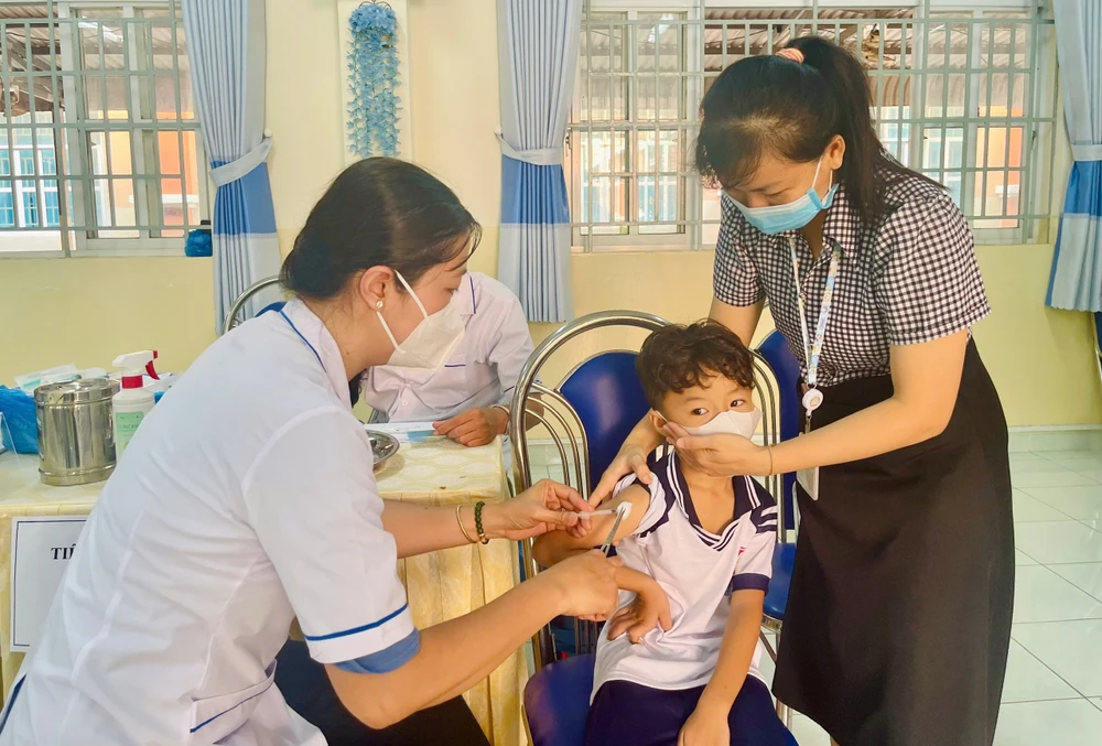 TP HCM triển khai tiêm vaccine sởi cho học sinh tại trường học. Ảnh: THẢO PHƯƠNG