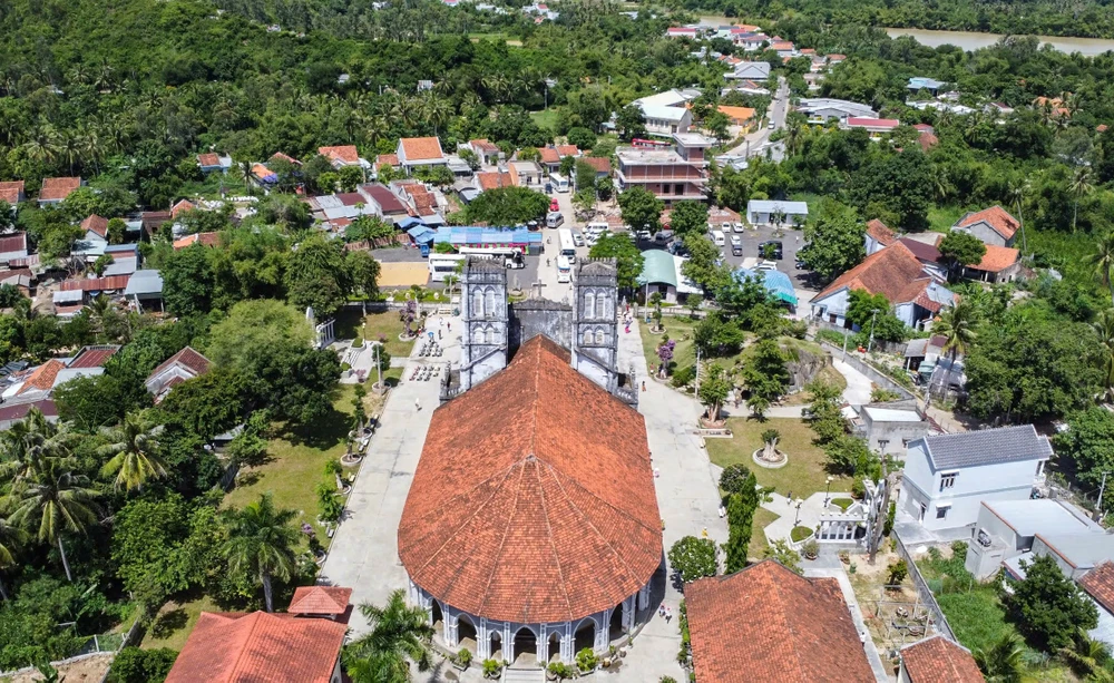 Nhìn từ trên cao, nhà thờ Mằng Lăng cổ kính đã hòa quyện trong một khung cảnh thanh bình của làng quê yên ả bên dòng sông Kỳ Lộ hiền hòa suốt hơn 130 năm qua.