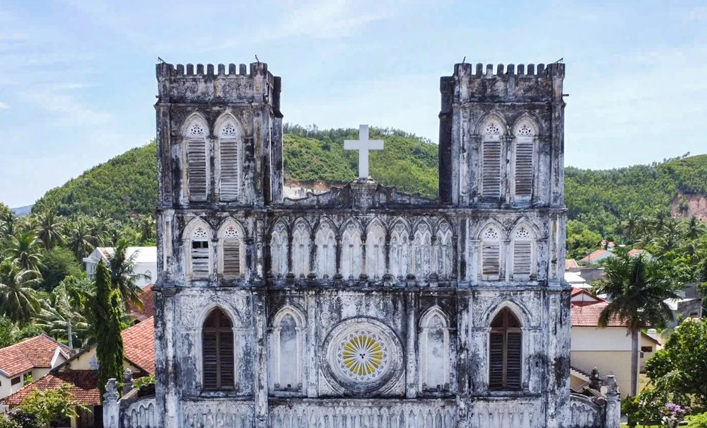 Từ giáo đường đến cổng, tường rào, tiểu cảnh... đều có kiến trúc đậm nét châu Âu. Tổng thể nhà thờ được phủ lên một màu xanh xám hòa quyện với màu xanh của vùng sông nước Tam Giang. Trên đỉnh nhà thờ có cây thánh giá ở chính giữa, hai bên là hai lầu chuông cao hơn thánh giá, đây là điểm khác biệt về kiến trúc của nhà thờ Mằng Lăng so với các nhà thờ khác.