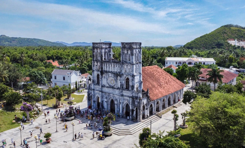 Nhà thờ Mằng Lăng nằm ở bờ nam hạ lưu sông Cái (sông Kỳ Lộ) thuộc xã An Thạch, cách trung tâm thị trấn Chí Thạnh, huyện Tuy An, 2 km về phía đông, cách TP Tuy Hòa khoảng 30 km về phía bắc.