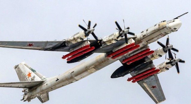 Máy bay ném bom chiến lược TU-95 của Nga mang tên lửa Kh-101. (Nguồn: Defense Express)