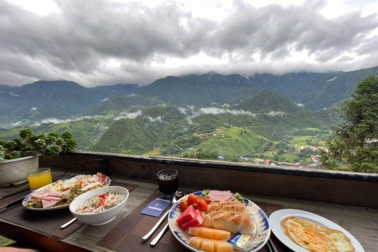 Khách Hàn du lịch Sapa, sung sướng tận hưởng bữa sáng view "triệu đô"