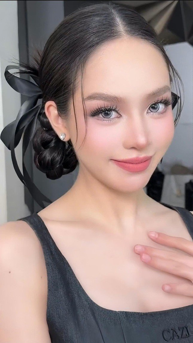 Mới đây, Hoa hậu Thanh Thủy vừa khoe video cô thử nghiệm layout trang điểm mới. Miss International 2024 nhìn đầy trẻ trung với lối trang điểm nhấn mạnh vào đôi mắt. Nàng hậu đeo kính áp tròng màu xanh biển, nhấn lông mi cong vút tạo ánh nhìn tinh nghịch.