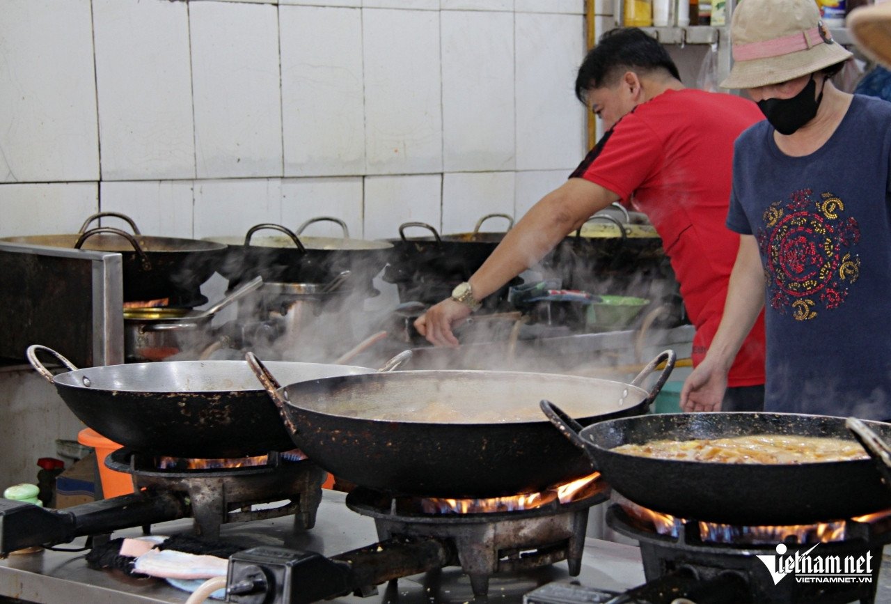 Dù là món chiên, xào, luộc hay kho, anh Toàn đều sử dụng chảo để nấu nướng. Ảnh: Hà Nguyễn