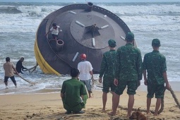 Vật thể lạ giống phao hàng hải trôi dạt vào bờ biển Quảng Ngãi