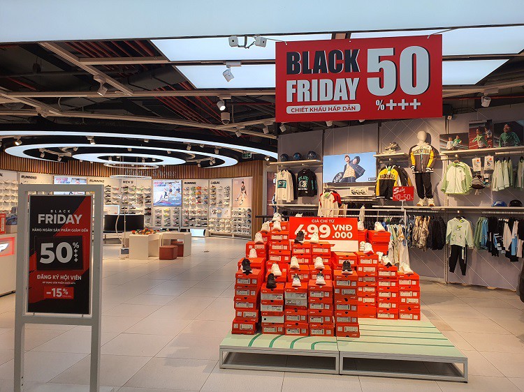 Những năm trở lại đây, Black Friday hay còn gọi là ngày "Thứ Sáu đen tối" được coi là ngày mua sắm lớn nhất trong năm với nhiều chiến dịch giảm giá sâu, hấp dẫn.