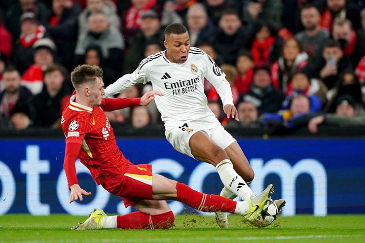 Real Madrid (áo trắng) thua đau Liverpool