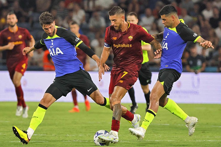 Tottenham (áo xanh đen) quyết đánh bại Roma