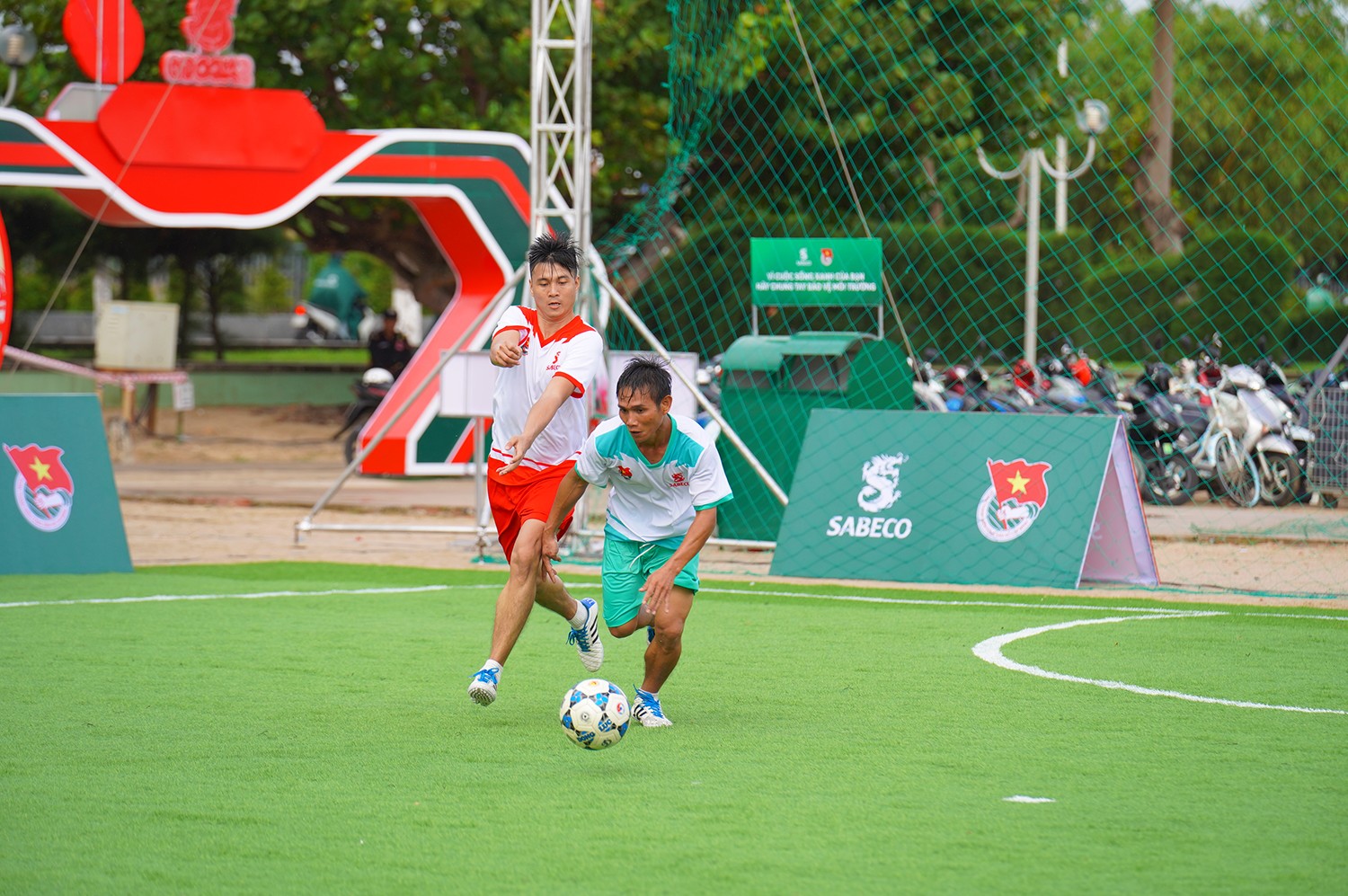 Chương trình "SABECO Sports Hub - Gắn Kết Tinh Thần Việt" do SABECO phối hợp cùng Trung ương Đoàn triển khai tại hơn 36 tỉnh thành trên cả nước, hướng đến kết nối cộng đồng qua các hoạt động thể thao, văn hóa và ẩm thực