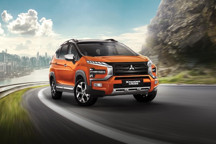 Mitsubishi Xpander Cross 2023 màu cam - đen giá 703 triệu đồng.