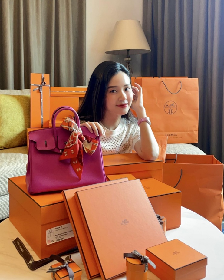 Chiếc Hermes Birkin được Midu sắm hồi tháng 6 năm ngoái. Để được quyền mua chiếc túi gam hồng ánh tím thuộc bộ sưu tập mới nhất trong cửa hàng, người đẹp buộc phải tích đủ số điểm bằng cách mua phụ kiện tổng giá trị tương đương chiếc túi cô thích.