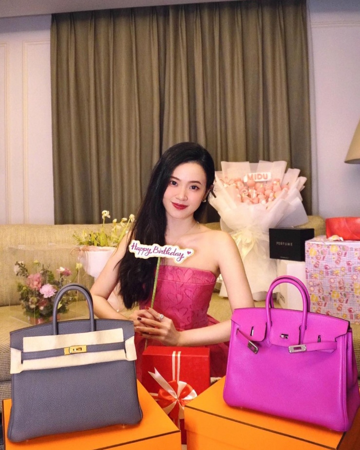 Từ khi sắm chiếc túi Hermes Birkin đầu tiên về tủ, Midu liên tục bổ sung thêm những tông màu mới và 'đập hộp' khoe với khán giả.